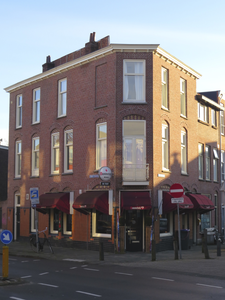 907567 Gezicht op het winkelhoekpand Willem van Noortstraat 1-3 te Utrecht, met rechts de Johannes de Bekastraat.N.B. ...